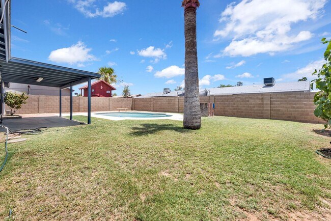 Building Photo - Great 3 bed 2 bath home with a pool!