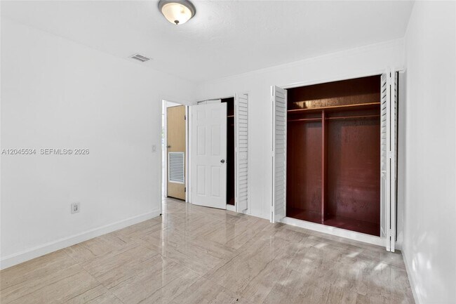 Building Photo - 1350 NE 149th St