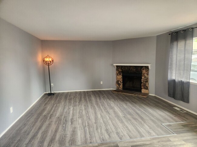 Building Photo - Charming 2-bedroom, 2- bathroom home in park like setting close to downtown Santa Rosa