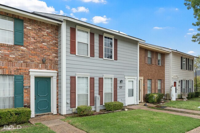 Building Photo - 3 bed 2 bath Town House