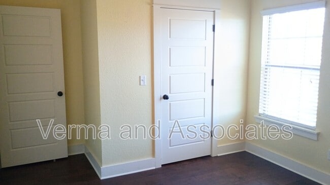 Building Photo - 1610 Sweetbriar Way