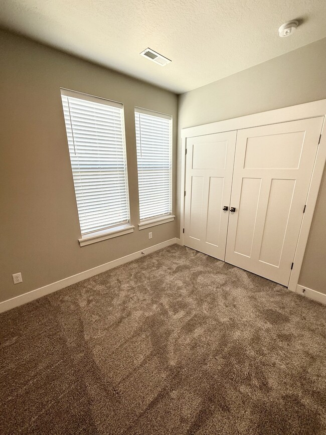 Building Photo - 1063 S 2760 E