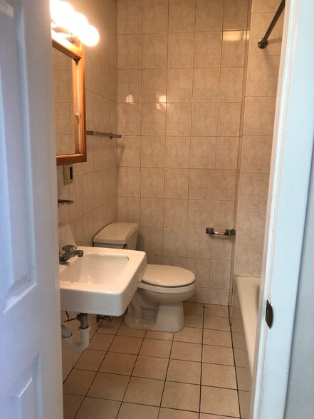 Building Photo - 513 9th St