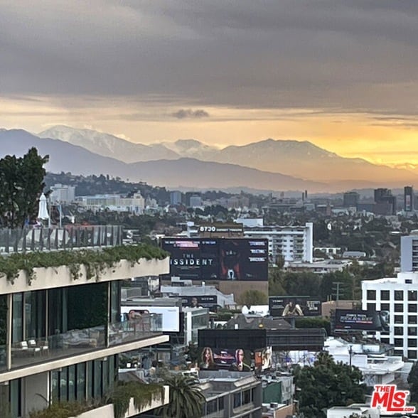 Building Photo - 999 N Doheny Dr