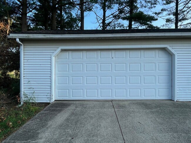 Building Photo - Three Bedroom in Mapleton Local School Dis...
