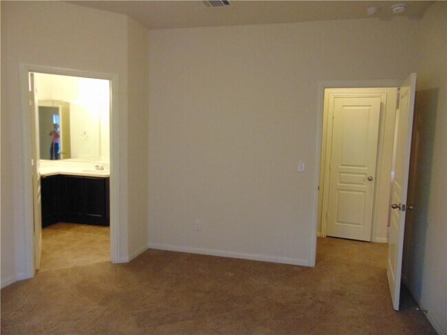 Building Photo - 124 Hollis Ln