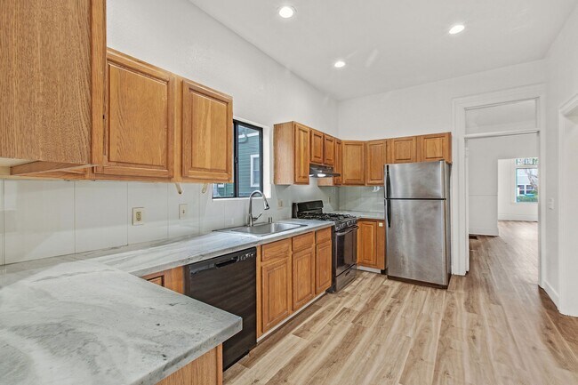 Building Photo - Updated 2 Bedroom Home with Garage in Lowe...