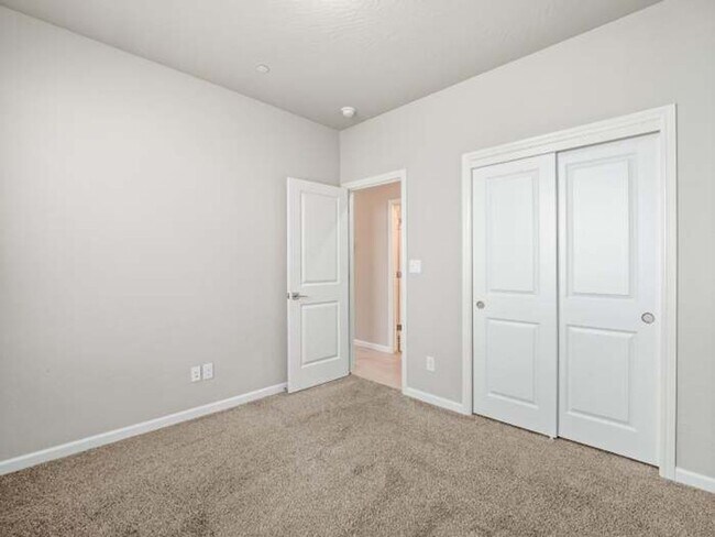 Building Photo - Summer Special $400 OFF!!! 1st Month!!!