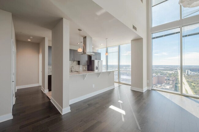 Building Photo - Luxury Meets Location – Prime 1 Bed Near H...