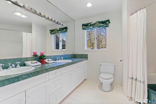 Building Photo - 32 Buttonball Ln