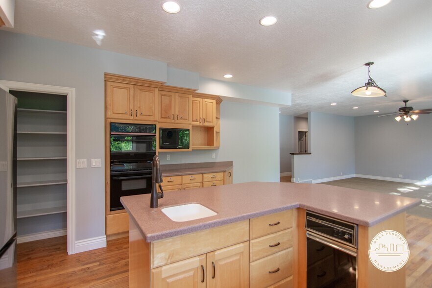 Building Photo - 2157 E Scenic Oaks Cv