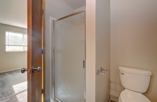 Building Photo - SALMON CREEK ~ WATERS EDGE CONDOS~ LARGE 2 Bd 2.5 Ba!