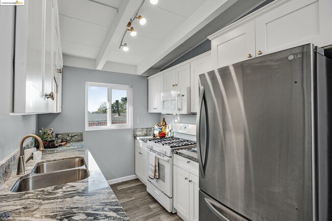 Building Photo - 2559 Rebecca Dr