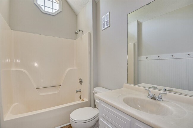Building Photo - 3 bedroom, 2.5 bathroom home on a large co...