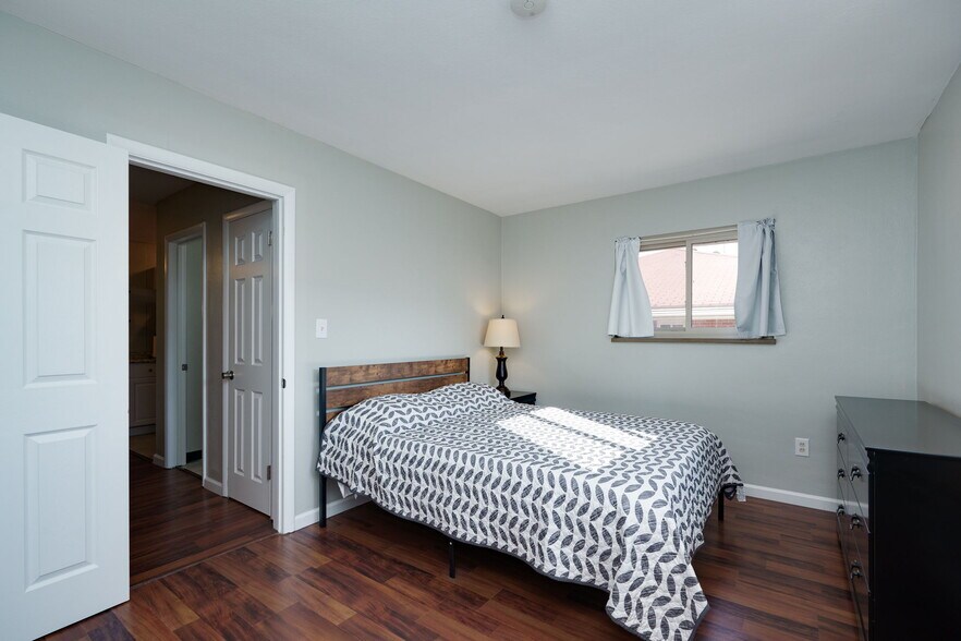 Building Photo - 3048 Southdale Dr