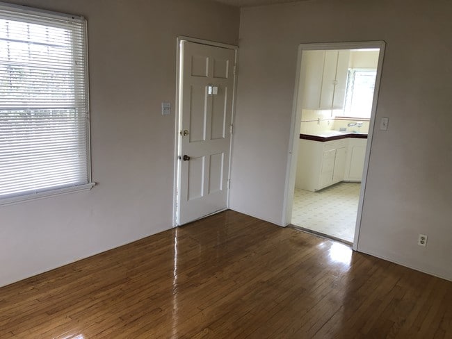 Building Photo - 914 E 68th St