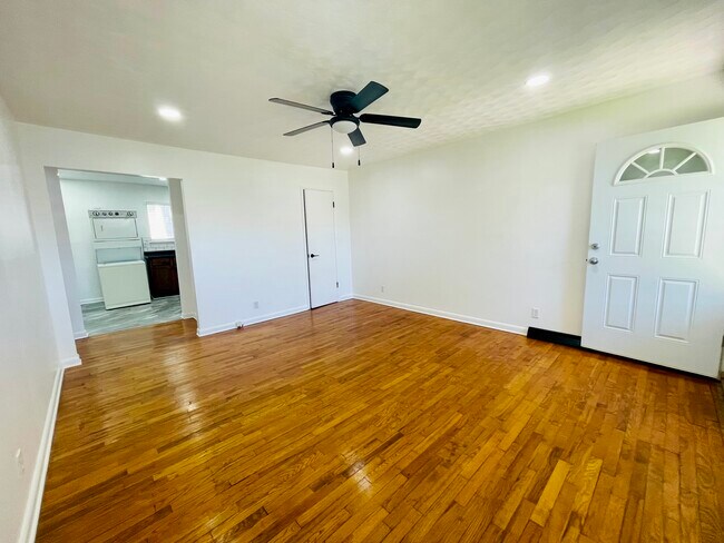 Building Photo - 908 S Crutcher Ave