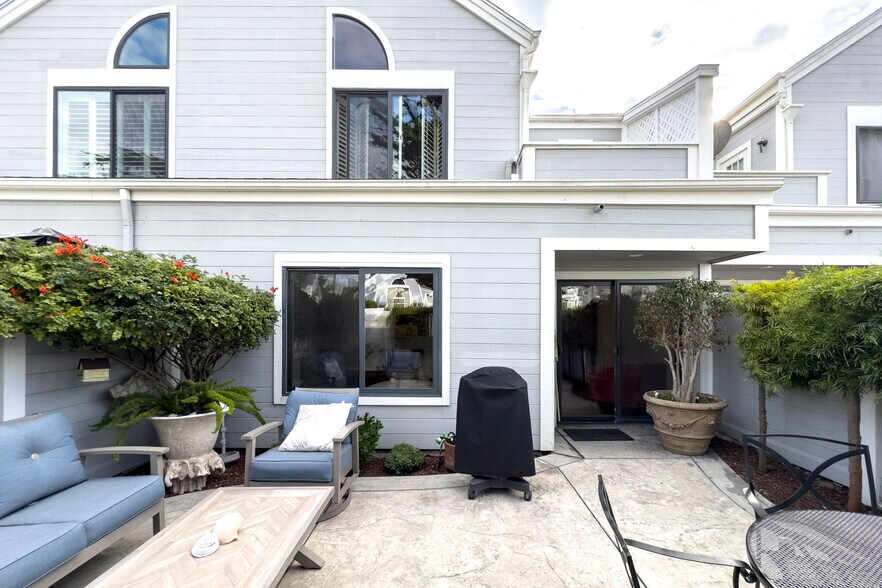 Building Photo - 4505 Carpinteria Ave