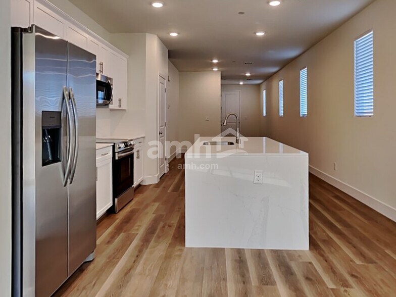 Building Photo - 866 English Primrose St