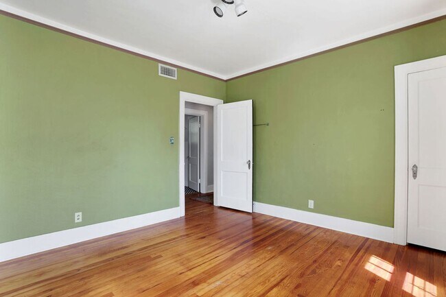Building Photo - Charming bungalow downtown