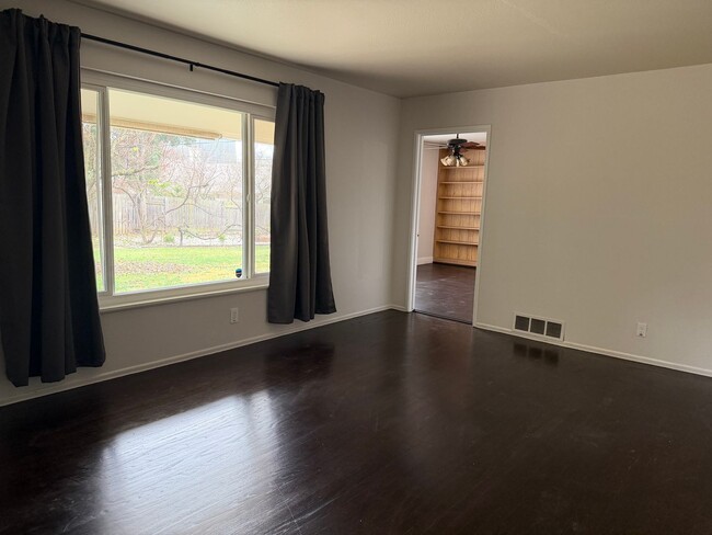 Building Photo - Adorable 3 bedroom 1.5 bath home garden setting