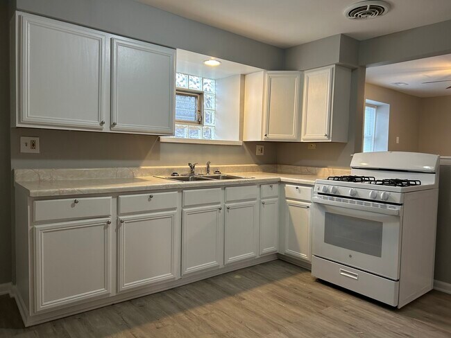 Building Photo - 5122 30th Pl