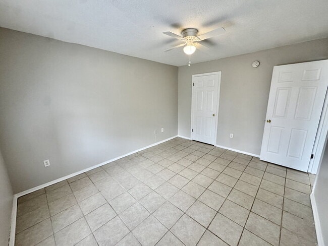 Building Photo - 3600 Pembrook Dr