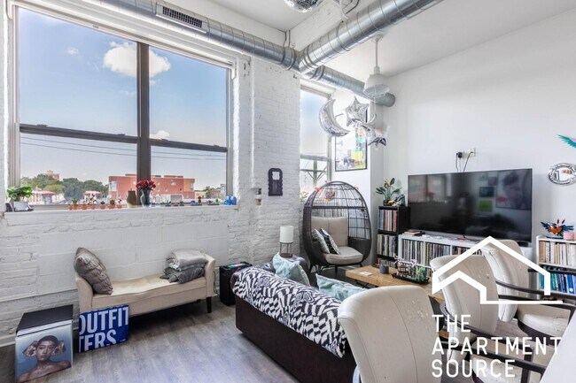 Building Photo - 932 W Dakin St