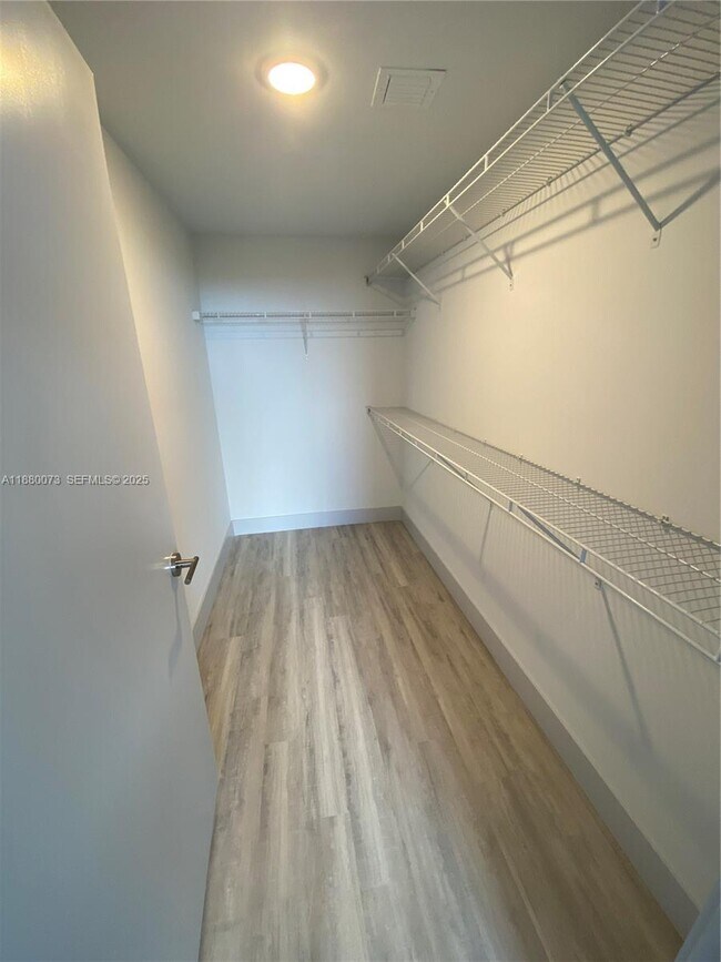 Building Photo - 9000 Ramblewood Dr