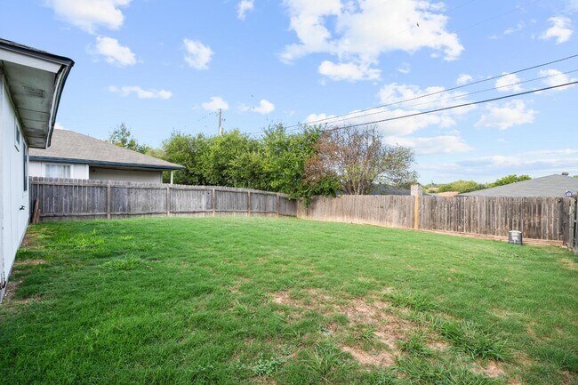 Building Photo - Stylish 3-Bed, 2-Bath Retreat with 1,061 S...
