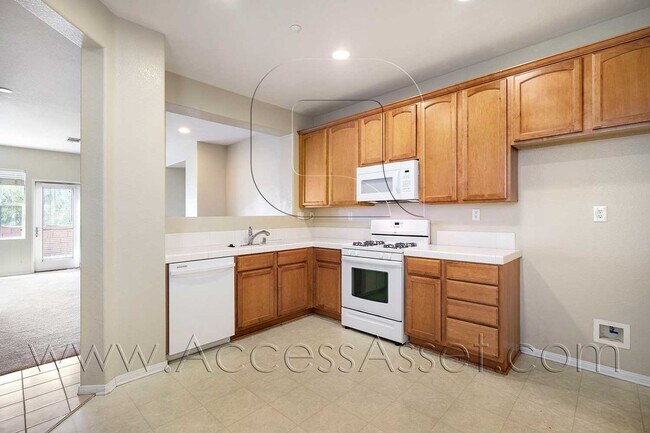 Building Photo - Beautiful 3 Bed / 2.5 Bath Townhouse In Vi...