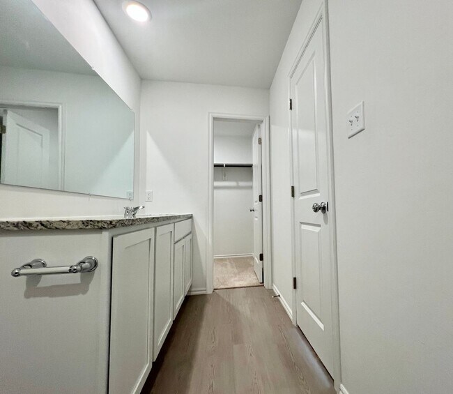 Building Photo - ?$500 OFF 1ST MONTH - Mustang School Distr...