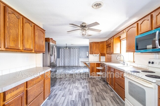 Building Photo - 817 Ridgeview Dr