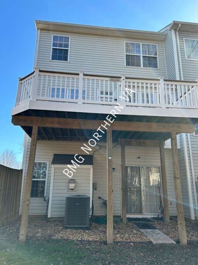 Building Photo - 22525 Maison Carree Square