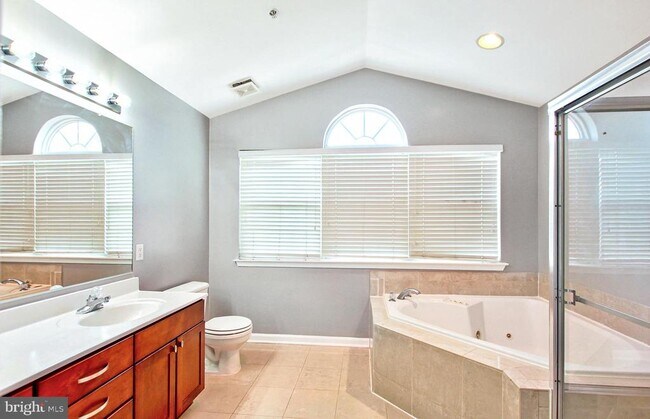 Building Photo - 9902 Woodview Dr