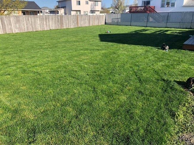 Building Photo - WELCOME TO YOUR NEW HOME! Large fenced yard. minutes from the Spokane River and Centennial Trail!...