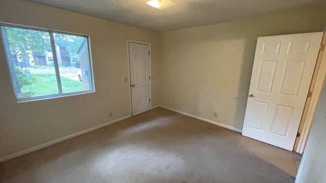 Building Photo - Townhouse For Rent