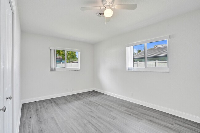 Building Photo - 4755 NE 23rd Ave