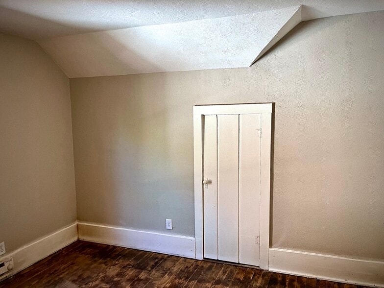 Building Photo - 2505 E 2nd St N