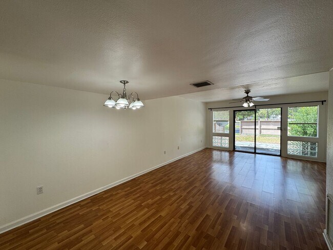 Building Photo - Lovely 2 Bedroom, 1.5 Bathroom Home in Orlando! Minutes from Top Attractions!! (Water Included!)