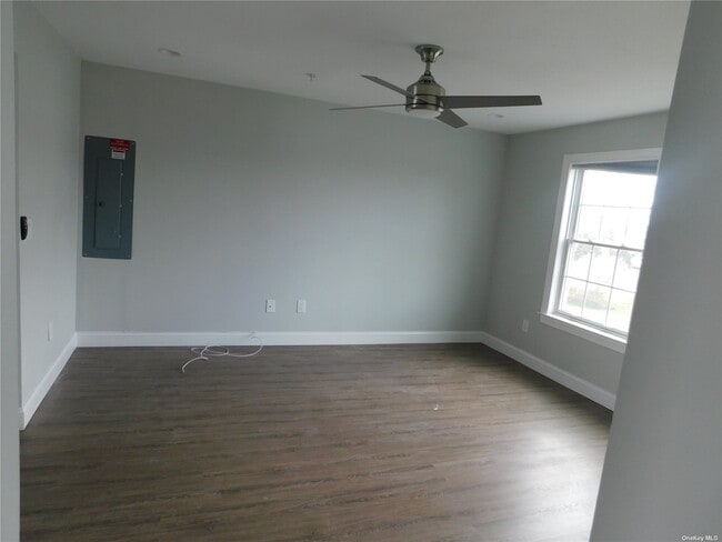 Building Photo - 3495 Bay Front Dr