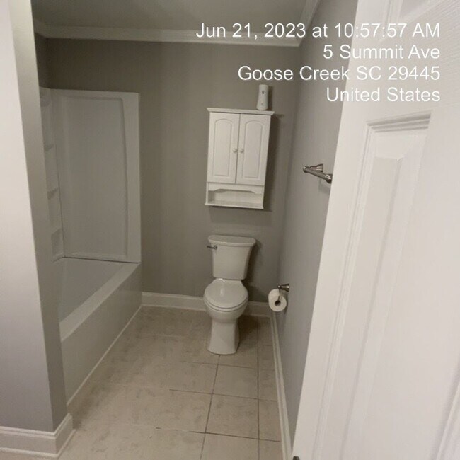Building Photo - Relaxed Living with Spacious Yard in Goose...