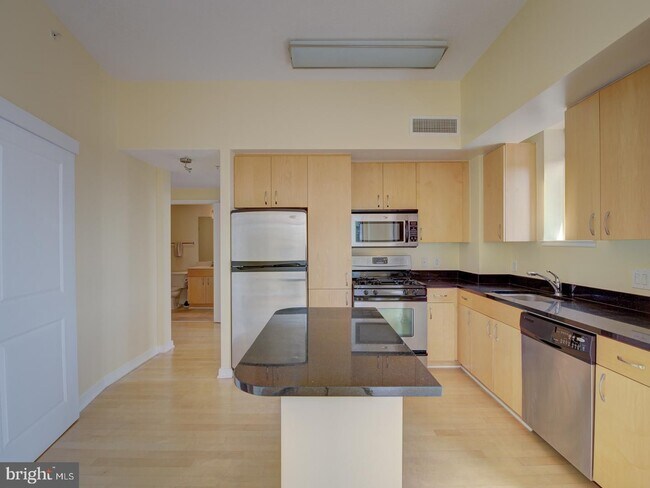 Building Photo - 475 K St NW