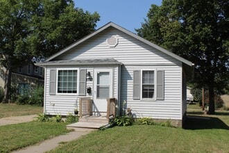 Building Photo - Sunny Home Awaits You