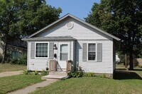Building Photo - Sunny Home Awaits You