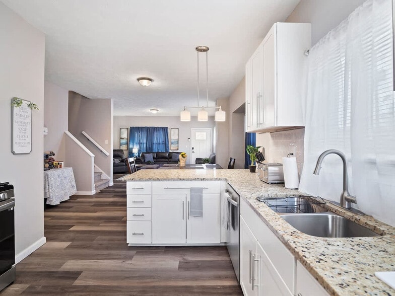 Building Photo - 1415 W 57th St