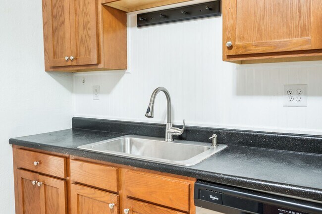 Building Photo - Beautifully updated House in Rivermont