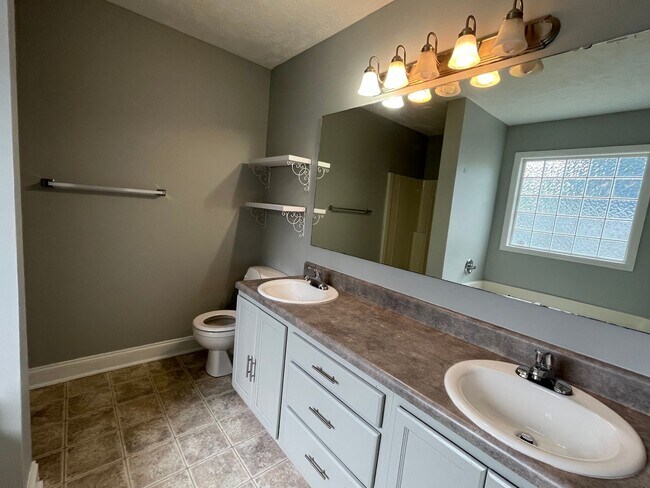 Building Photo - Charming 3 Bed, 2 Bath Plus Bonus Room in ...