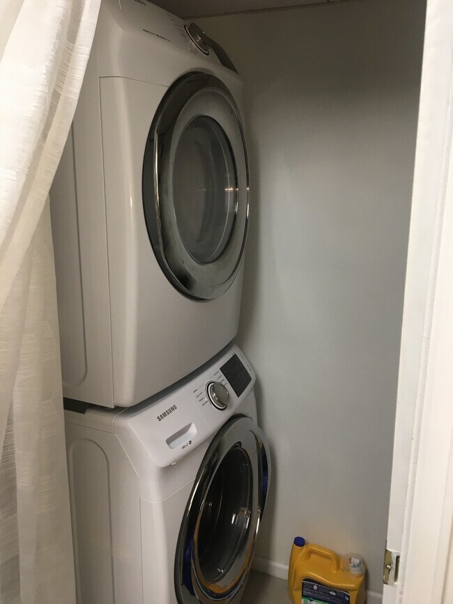 Building Photo - 1825 Kendall St