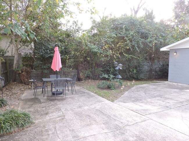 Building Photo - Convenient location!